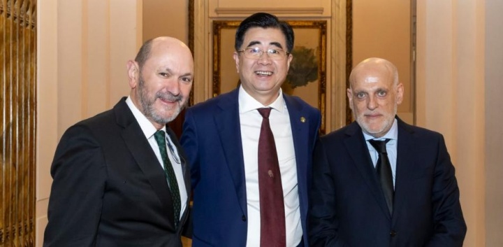 中欧体育官网入口-特巴斯：国足和中超都需要跻身世界前10 约60%的中国人都是足球迷