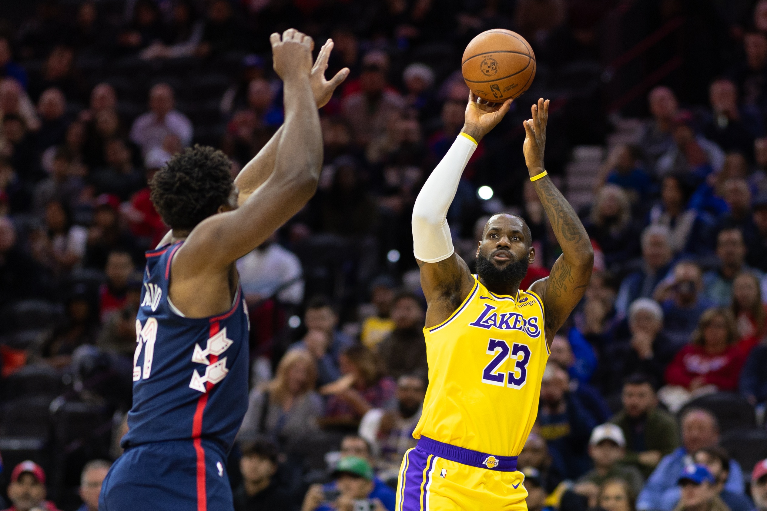 中欧体育app-数据揭秘湖人三巨头：百回合净胜分仅为+3 防守端反而成意外之喜