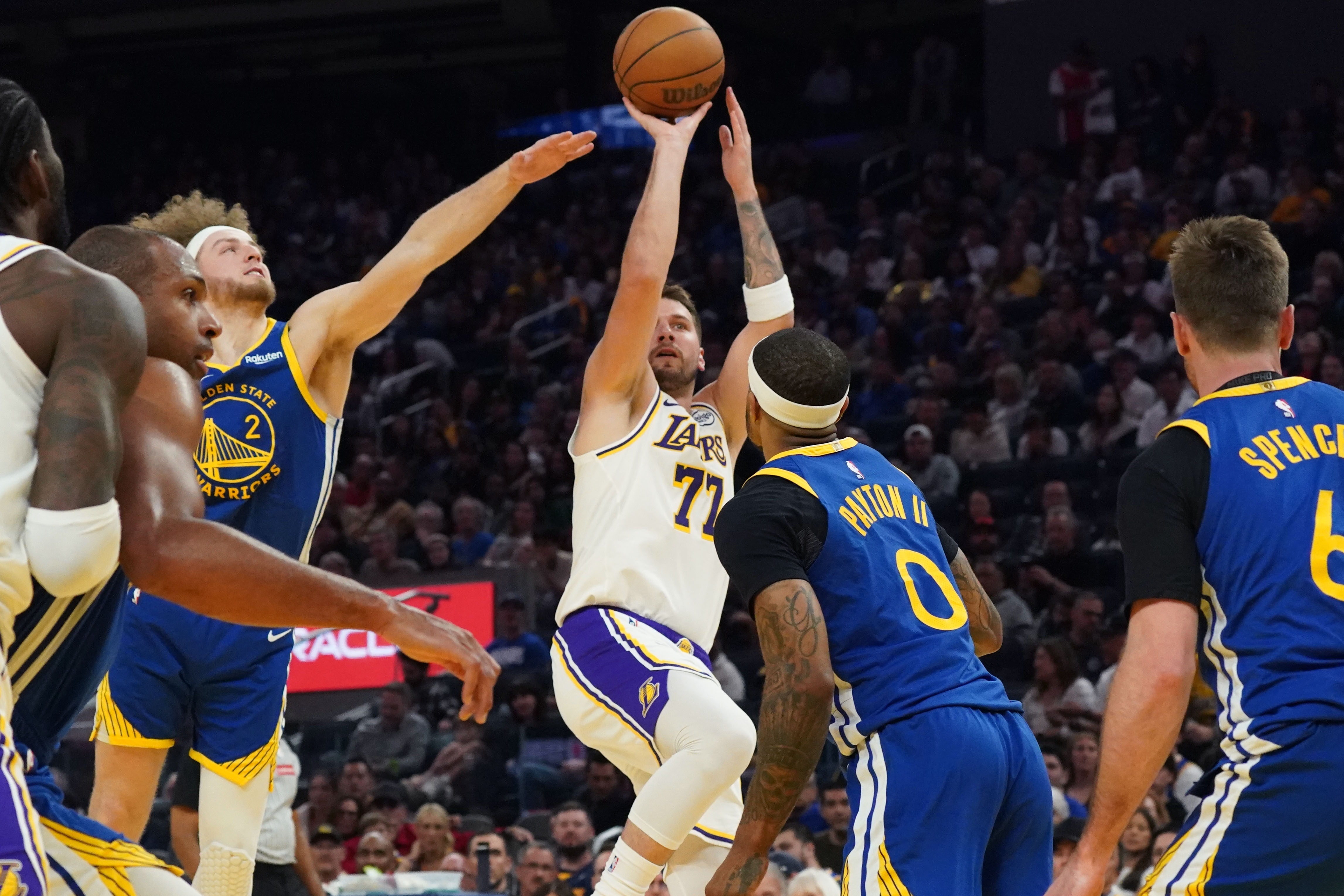 中欧体育app-数据揭秘湖人三巨头：百回合净胜分仅为+3 防守端反而成意外之喜