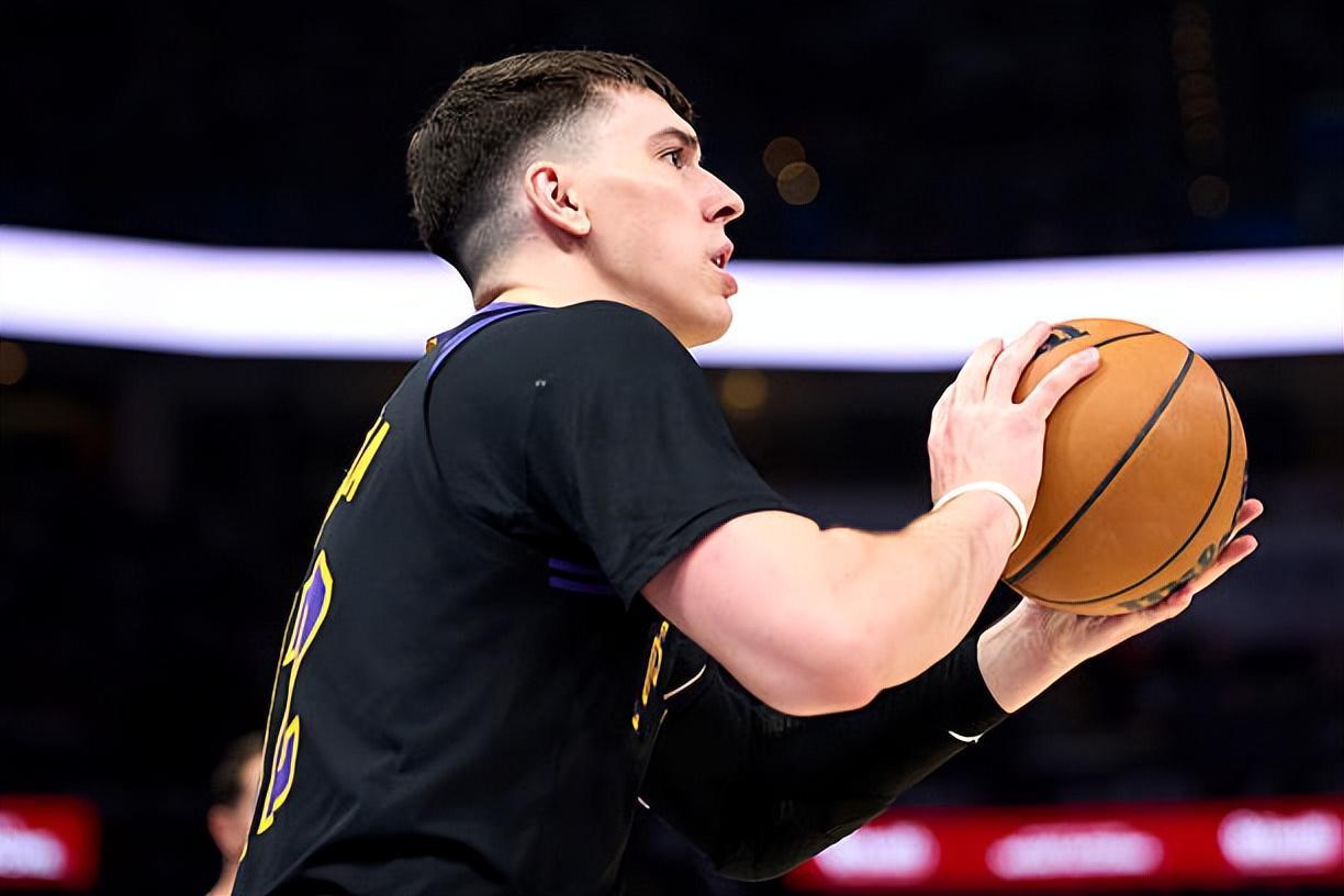 中欧体育平台-能力实在是太平庸了，但侧翼新星竟然能够在湖人坐上先发位置？